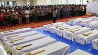 Umat Muslim melaksanakan salat jenazah untuk korban banjir bandang dan tanah longsor yang belum diketahui identitasnya baru-baru ini di Masjid Agung Syekh Ahmad Khatib Al-Minangkabawi di Padang, Sumatera Barat. REUTERS/Willy Kurniawan