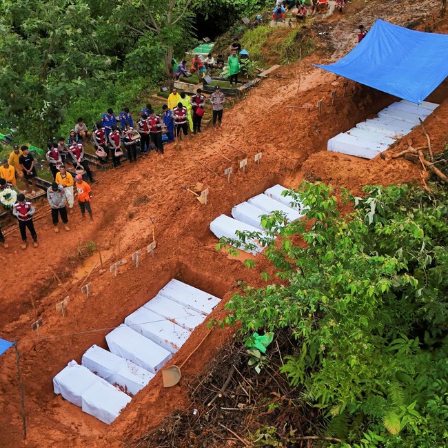 Mereka yang Tewas Diterjang Banjir Bandang dan Dimakamkan Tanpa Nama