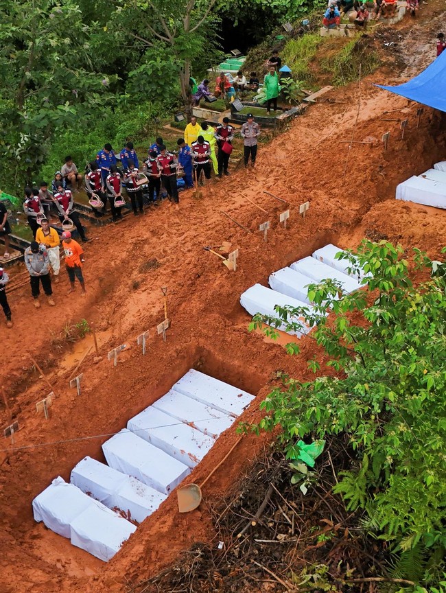 Mereka yang Tewas Diterjang Banjir Bandang dan Dimakamkan Tanpa Nama