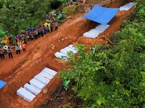 Mereka yang Tewas Diterjang Banjir Bandang dan Dimakamkan Tanpa Nama