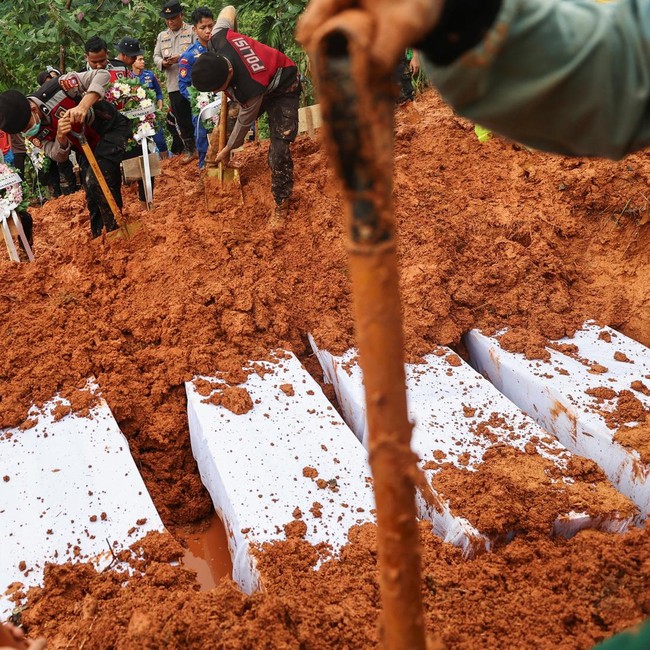 Pilu Pemakaman Massal Korban Banjir yang Tak Teridentifikasi di Padang
