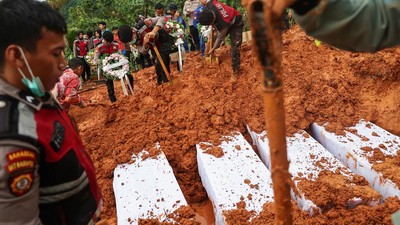 Pilu Pemakaman Massal Korban Banjir yang Tak Teridentifikasi di Padang