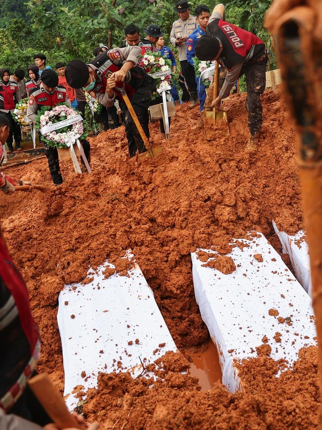 Pilu Pemakaman Massal Korban Banjir yang Tak Teridentifikasi di Padang