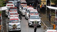 Ambulans berjejer untuk membawa jenazah korban banjir bandang dan tanah longsor ke pemakaman. Sebanyak 24 korban banjir bandang dan tanah longsor yang belum teridentifikasi dimakamkan dalam pemakaman massal di Padang pada hari Rabu (10/12). REUTERS/Willy Kurniawan