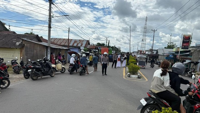 Kecelakaan tragis di Pohuwato, menewaskan mahasiswi MKT (21) setelah terjatuh dari motor dan terlindas truk. Temannya HED (19) mengalami luka.