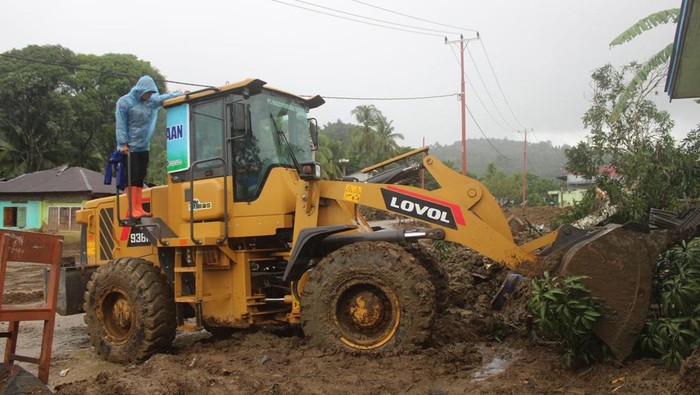 Polda Riau Kerahkan Alat Berat Ratakan Lumpur Pascabencana di Agam Sumbar