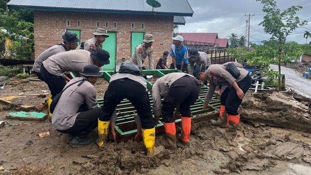 Polda Riau mengerahkan alat berat untuk pemulihan pascabencana di Kecamatan Palembayan, Agam, Sumbar.  Sejumlah personel Brimob dan Sabhara Polda Riau juga membersihkan lumpur di pondok Qur'an, Kamis (11/12/2025).