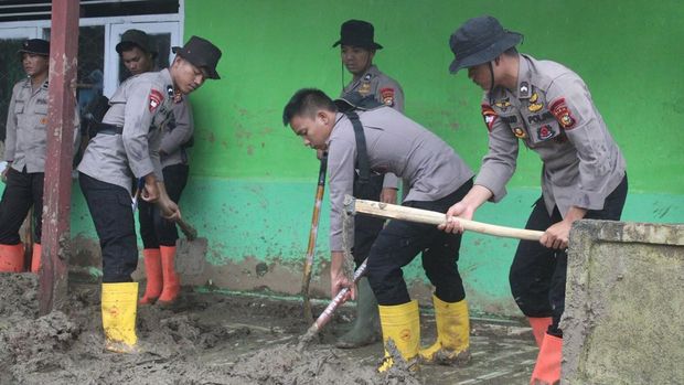 Polda Riau mengerahkan alat berat untuk pemulihan pascabencana di Kecamatan Palembayan, Agam, Sumbar.  Sejumlah personel Brimob dan Sabhara Polda Riau juga membersihkan lumpur di pondok Qur'an, Kamis (11/12/2025).