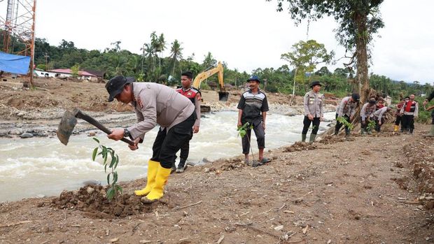 Polda Riau menutup misi kemanusiaan di Agam, Sumbar, dengan menanam pohon. Polda Riau menutup misi kemanusiaan di Agam, Sumbar, dengan menanam pohon, Kamis (11/12/2025).