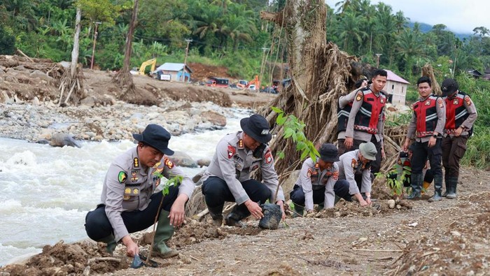 Polda Riau Wariskan Pohon di Agam Jelang Berakhirnya Misi Kemanusiaan