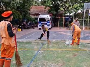 Polisi Bersihkan Sisa Kecelakaan Mobil di SD Cilincing, Police Line Dibuka