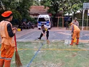Polisi Bersihkan Sisa Kecelakaan Mobil di SD Cilincing, Police Line Dibuka