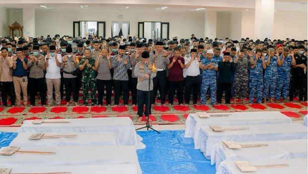 Polisi mengawal pemakaman massal 24 jenazah korban bencana di Sumatera Barat yang tak teridentifikasi. Polisi mengawal pemakaman massal 24 jenazah korban bencana di Sumatera Barat yang tak teridentifikasi, Kamis (11/12/2025).