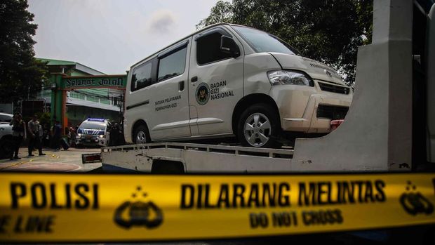 Polisi Olah TKP Mobil Tabrak Siswa di SDN Kalibaru 01 Pagi Sejumlah anggota polisi dari Satuan Inafis Polres Metro Jakarta Utara melakukan olah tempat kejadian perkara (TKP) terkait insiden mobil berpelat nomor MBG yang menabrak puluhan siswa di depan SDN Kalibaru 01 Pagi, Cilincing, Jakarta Utara, Kamis (11/12/2025). Petugas terlihat melakukan pengukuran, mendokumentasikan jejak ban, serta meneliti posisi kendaraan untuk memastikan penyebab pasti kecelakaan tersebut.