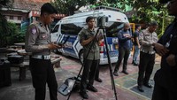 Sejumlah anggota polisi dari Satuan Inafis Polres Metro Jakarta Utara melakukan olah tempat kejadian perkara (TKP) terkait insiden mobil berpelat nomor MBG yang menabrak puluhan siswa di depan SDN Kalibaru 01 Pagi, Cilincing, Jakarta Utara, Kamis (11/12/2025).
