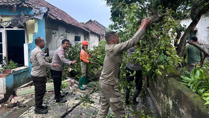 Polisi Gerak Cepat Usai 19 Rumah Rusak Dihantam Hujan Angin di Prambon