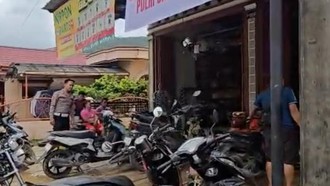 Aksi Polisi di Sumut Beri Servis-Cuci Motor Gratis Bagi Warga Terdampak Bencana