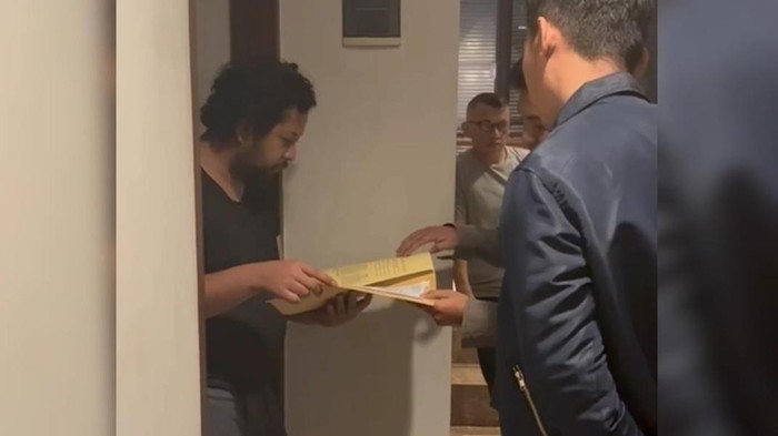 Momen Polisi Tangkap Bos Terra Drone Indonesia di Apartemen Jaksel