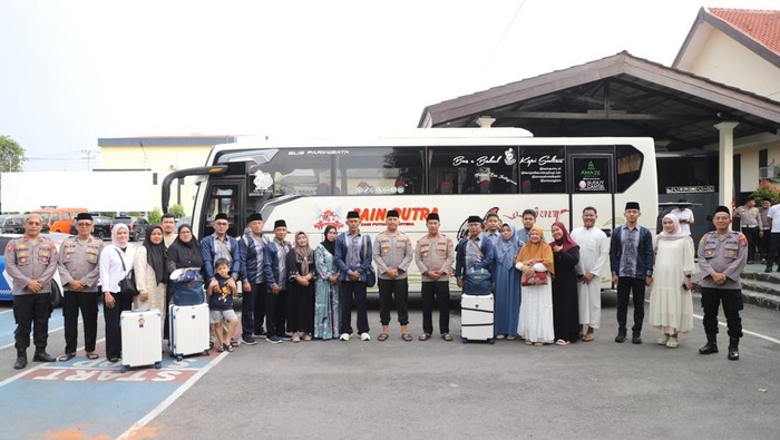 Kapolres Kediri Berangkatkan Umrah 5 Anggotanya yang Berintegritas