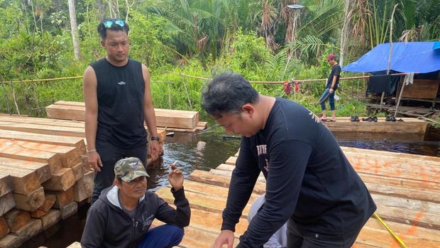 Polres Meranti membongkar praktik illegal logging di Sungai Pertas dan menyita 8 ton kayu olahan.
