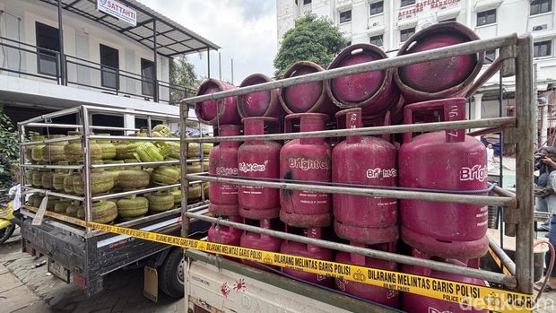 Polrestabes Surabaya bongkar praktik pengoplosan LPG. Polrestabes Surabaya bongkar praktik pengoplosan LPG.
