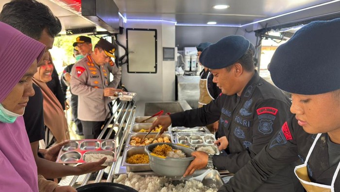 Polri Siapkan Dapur Lapangan-Trauma Healing di Posko Pengungsian Aceh Tamiang