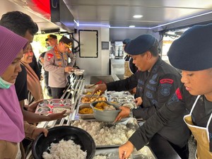 Polri Siapkan Dapur Lapangan-Trauma Healing di Posko Pengungsian Aceh Tamiang