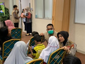 Polwan Polda Metro Dampingi Keluarga dan Korban Kecelakaan di SD Jakut
