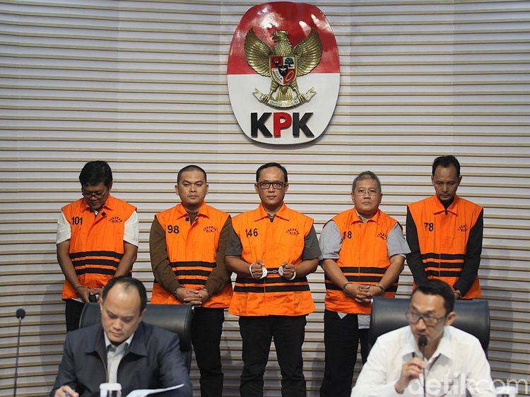 Potret Bupati Lampung Tengah Ditahan KPK, Uang Tunai-Emas Disita