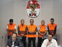 Potret Bupati Lampung Tengah Ditahan KPK, Uang Tunai-Emas Disita