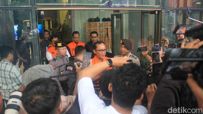 KPK menahan Bupati Lampung Tengah Ardito Wijaya atas dugaan keterlibatan dalam perkara korupsi  pada Kamis (11/12/2025), di gedung KPK, Kuningan, Jakarta Selatan. Penahanan dilakukan setelah pemeriksaan lanjutan penyidik KPK.