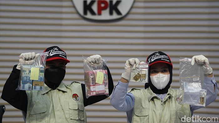 Juru Bicara KPK Budi Prasetyo (kanan) dan Deputi Plh Deputi Penindakan dan Eksekusi KPK, Mungki Hadipratikto menunjukkan barang bukti  operasi tangkap tangan (OTT) Bupati Lampung Tengah di Gedung Merah Putih KPK, Jakarta, Kamis (11/12/2025).  Bupati Lampung Tengah Ardito Wijaya bersama empat tersangka lain diamankan KPK karena  diduga  melakukan praktik korupsi terkait dugaan pengadaan proyek di Pemkab Lampung Tengah.