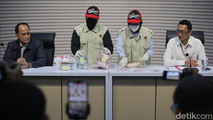 Juru Bicara KPK Budi Prasetyo (kanan) dan Deputi Plh Deputi Penindakan dan Eksekusi KPK, Mungki Hadipratikto menunjukkan barang bukti  operasi tangkap tangan (OTT) Bupati Lampung Tengah di Gedung Merah Putih KPK, Jakarta, Kamis (11/12/2025).  Bupati Lampung Tengah Ardito Wijaya bersama empat tersangka lain diamankan KPK karena  diduga  melakukan praktik korupsi terkait dugaan pengadaan proyek di Pemkab Lampung Tengah.