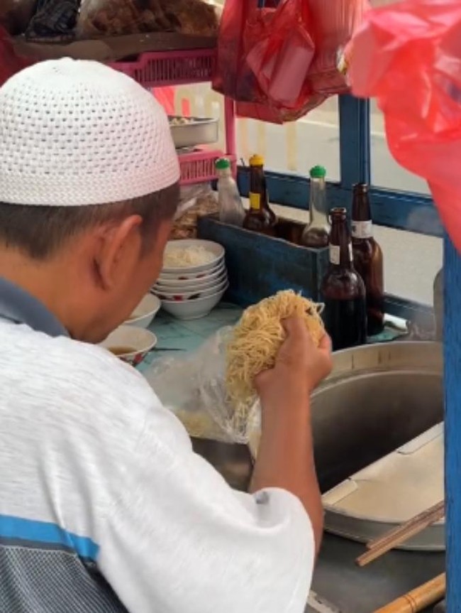 Potret Warung Mie Babi Viral di Bandung yang Penjualnya pakai Atribut Muslim
