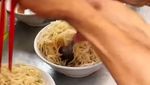 Potret Warung Mie Babi Viral di Bandung yang Penjualnya pakai Atribut Muslim
