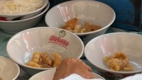 Selain mie, warung gerobakan ini juga menyajikan mangkuk lain yang diisi dengan bakso, kuah, dan dorokdok atau kerupuk kulit sebagai pelengkap. Foto: TikTok @marcolw_