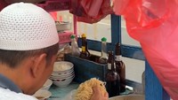 Dalam unggahan video di akun TikTok @marcolw_, terlihat salah satu penjual yang menggunakan peci sedang menyiapkan pesanan pelanggan. Ia mengeluarkan mie dari plastik lalu memasukkannya ke air rebusan. Foto: TikTok @marcolw_