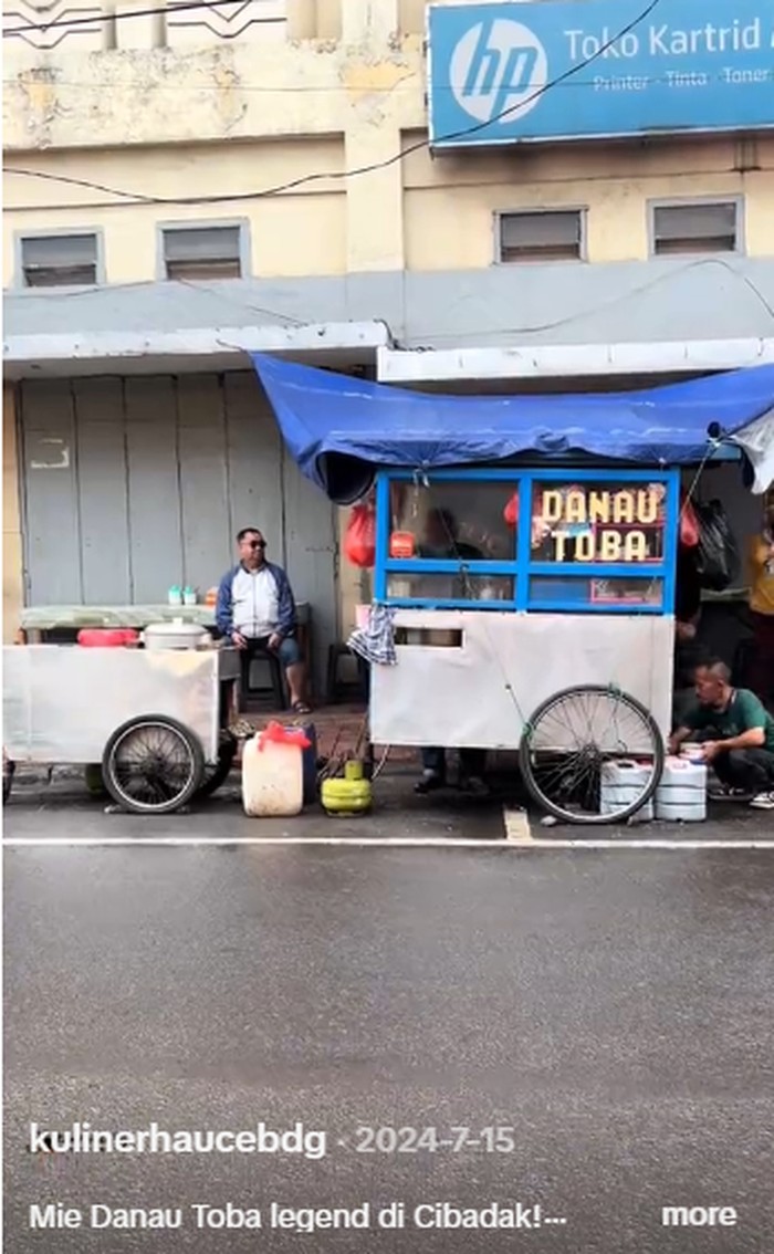 Potret Warung Mie Babi Viral di Bandung yang Penjualnya pakai Atribut Muslim