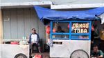 Potret Warung Mie Babi Viral di Bandung yang Penjualnya pakai Atribut Muslim