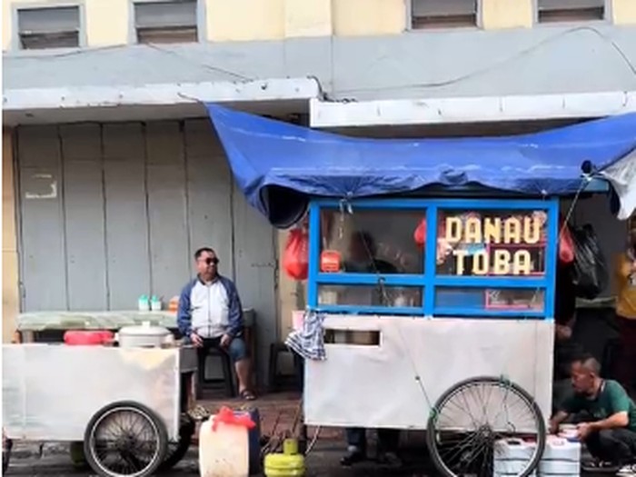 Potret Warung Mie Babi Viral di Bandung yang Penjualnya pakai Atribut Muslim