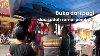 Warung Mie Danau Toba di kawasan Cibadak itu memang dikenal menjadi salah satu yang legendaris di Bandung. Warungnya juga selalu ramai dipadati pelanggan. Foto: TikTok @kulinerhaucebdg