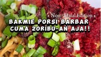 Porsi mie di sini dikenal sangat banyak. Semangkuknya terdiri dari topping bakso, telur, pangsit, dan dorokdok. Harganya mulai dari Rp 30 ribuan. Foto: TikTok @kulinerhaucebdg