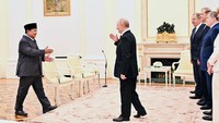 Momen Hangat Putin saat Sambut Prabowo: Kami Sangat Senang Bertemu Anda