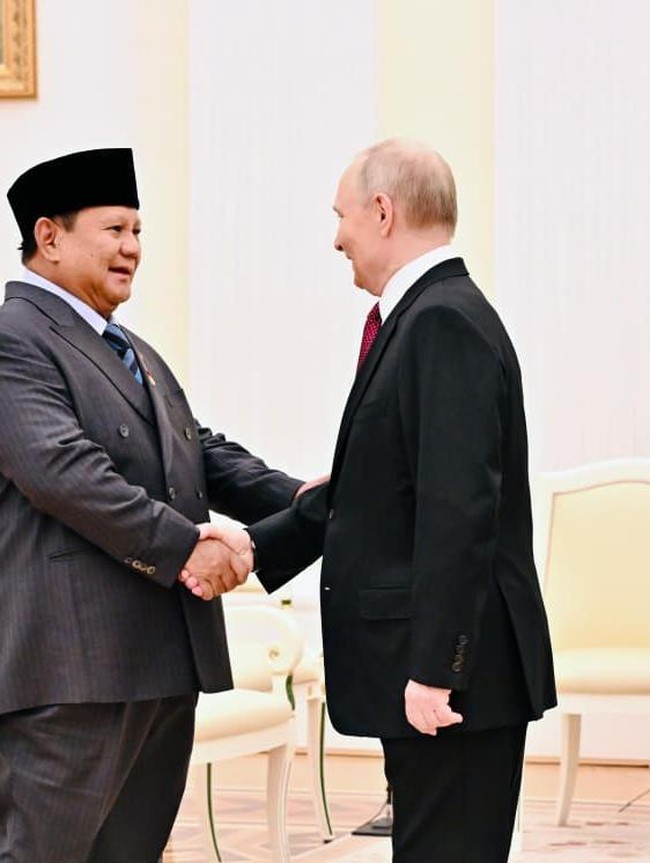 Bingkai Sepekan: Prabowo Temui Putin-Macron hingga Pingsannya Anwar Usman