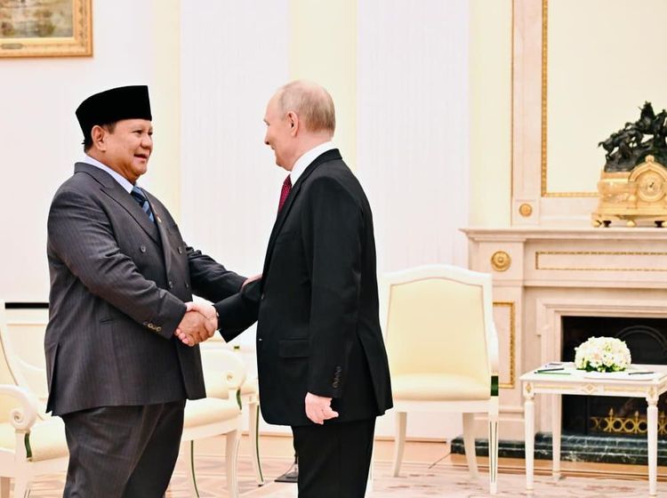 Bingkai Sepekan: Prabowo Temui Putin-Macron hingga Pingsannya Anwar Usman