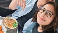 Meski makannya di dalam mobil, keduanya berpose romantis saat menikmati mie ayam dengan ciri khas kuah kental dan potongan ayam kecap yang melimpah itu. Foto: Instagram @prillylatuconsina96