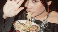 Sejak dulu aktris kelahiran tahun 1996 ini memang terkenal sebagai penggemar mie ayam. Prilly bahkan tak gengsi makan mie ayam gerobak. Foto: Instagram @prillylatuconsina96