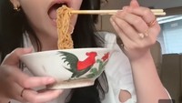 Di akun TikToknya, pemain film ‘Danur’ ini sempat mengunggah videonya saat makan mie ayam kaki lima bersama sang ibunda di dalam mobil. Foto: Instagram @prillylatuconsina96