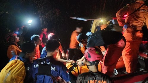 Proses evakuasi jenazah ICBA, pemuda asal Lombok Tengah yang meninggal dunia ketika melakukan pendakian ke Gunung Rinjani, Rabu (10/12/2025).