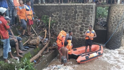 Proses pencarian bocah berusia 12 tahun yang hilang terseret arus saat bermain di Raba (Dam) Desa Tumpu, Kecamatan Bolo, Kabupaten Bima, NTB, Kamis (11/12/2025). (Foto: Dok. Polsek Bolo)